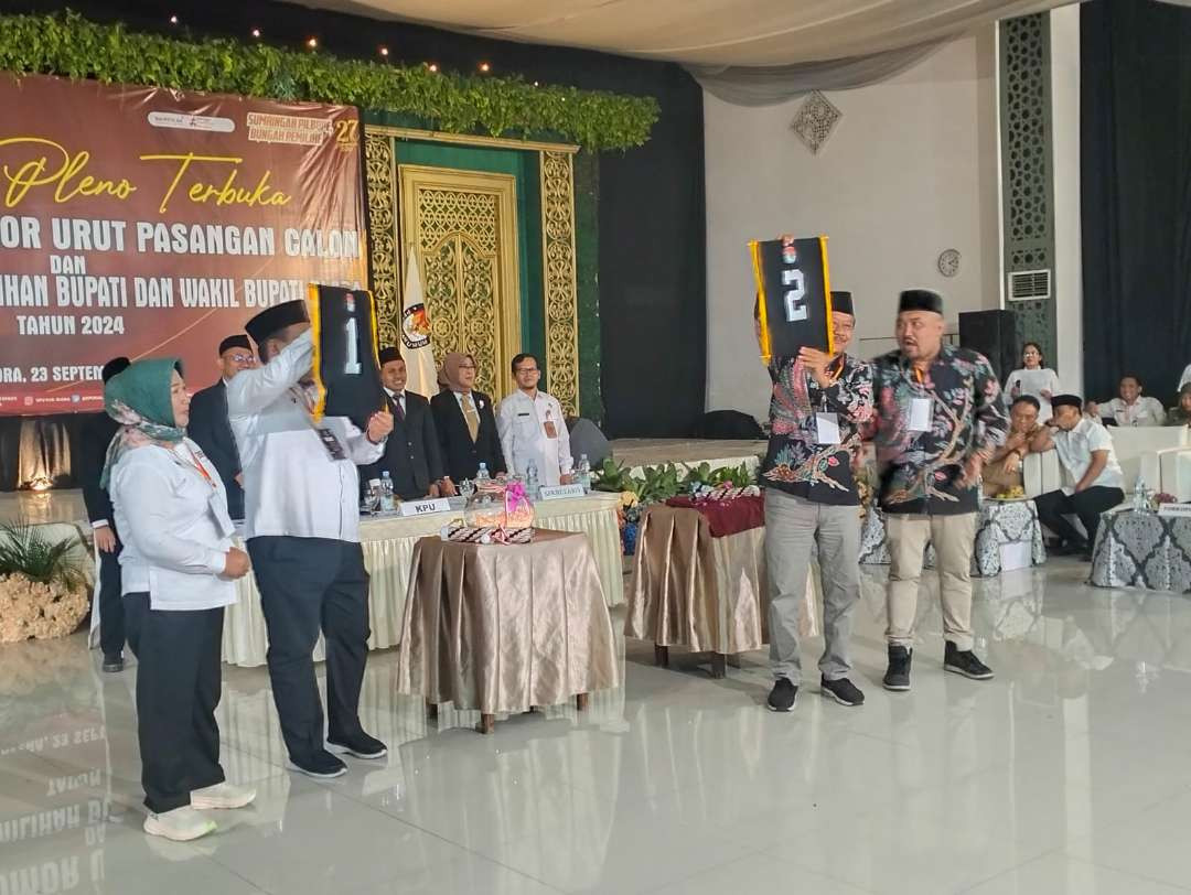 Proses pengundian, paslon ASRI mendapatkan nomor urut 1, sementara nomor urut 2 diberikan kepada paslon ABDI. (Foto: Sampurno/Ngopibareng.id)