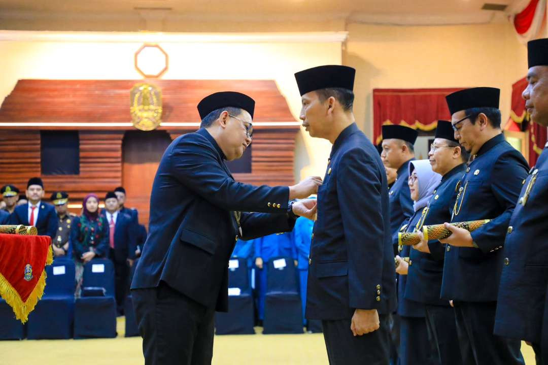 Pj Gubernur Jawa Timur, Adhy Karyono mengukuhkan Agung Subagyo menjadi Pjs Bupati Tuban. (Foto : Dokumentasi Pemkab Tuban)