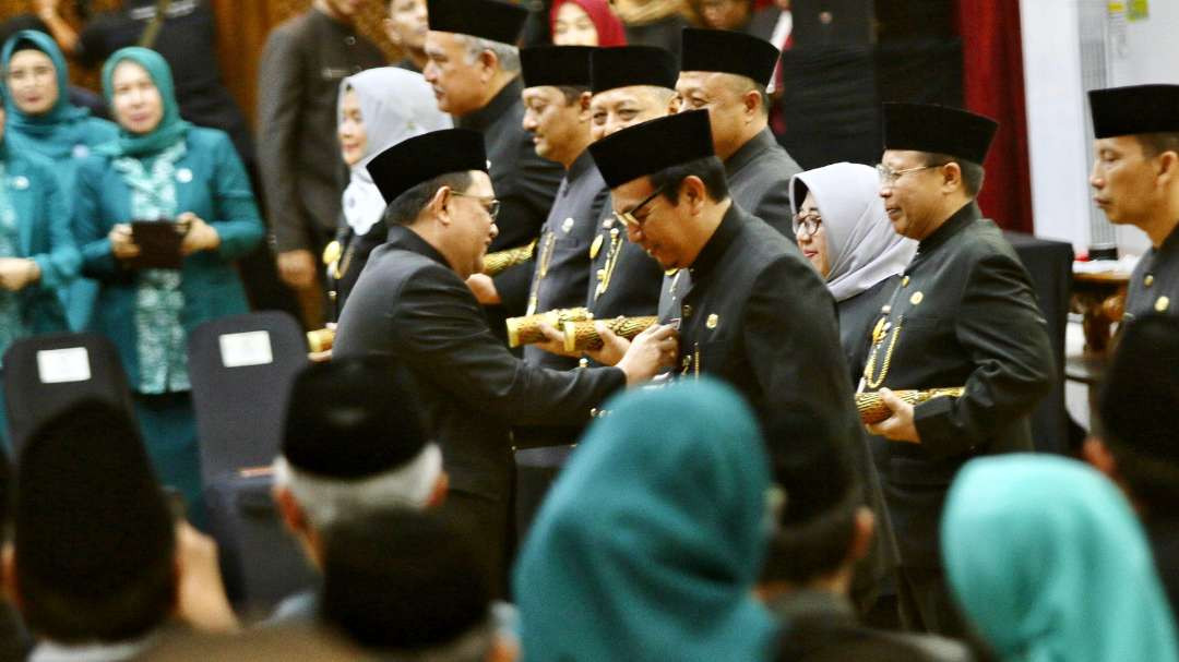 Pj Gubernur Jatim, Adhy Karyono melantik 13 Pjs bupati/ walikota di Gedung Negara Grahadi, Surabaya, Selasa 24 September 2024. (Foto: Fariz Yarbo/Ngopibareng.id)