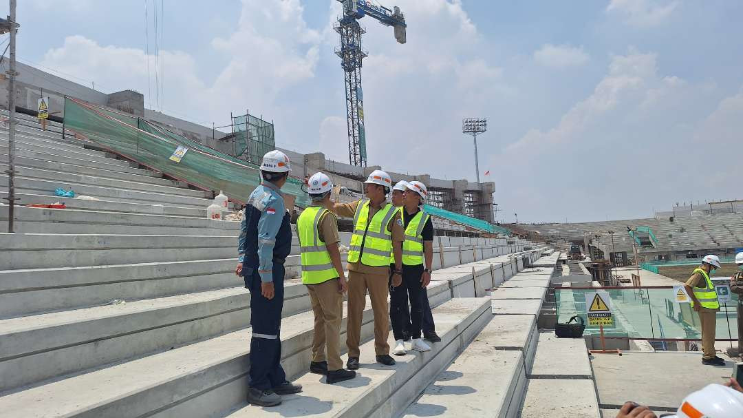 Bupati Lamongan Yuhronur Efendi saat meninjau progres pembangunan Stadion Surajaya Lamongan. (Foto: Istimewa)