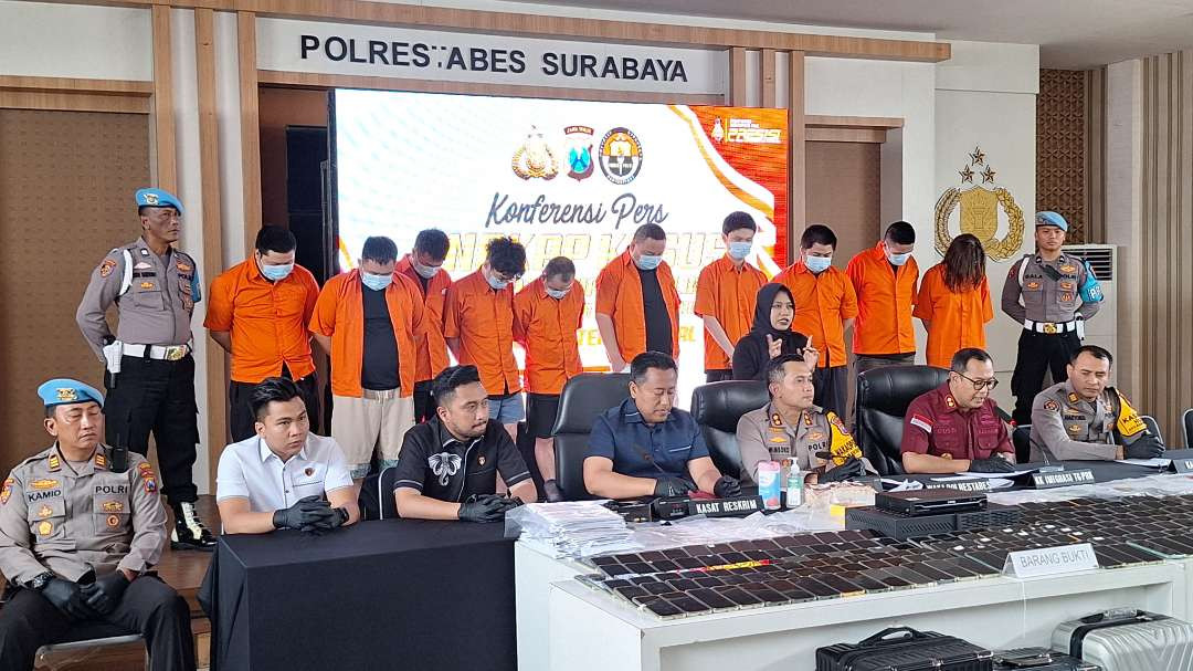 Polisi berhasil mengungkap kasus penipuan online jaringan internasional yang beroperasi di sebuah perumahan elit di kawasan Surabaya Barat. (Foto: Julianus Palermo/Ngopibareng.id)