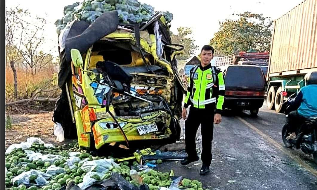 Bodi depan truk ringsek dan muatan sayuran tumpah ke jalan akibat tabrakan lawan bus penumpang. (Foto: Satlantas Polres Situbondo)