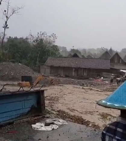 Banjir bandang di Desa Bobol, Kecamatan Sekar, Kabupaten Bojonegoro, pada Selasa 24 September 2024, sore. (Foto: dok.bpbd)