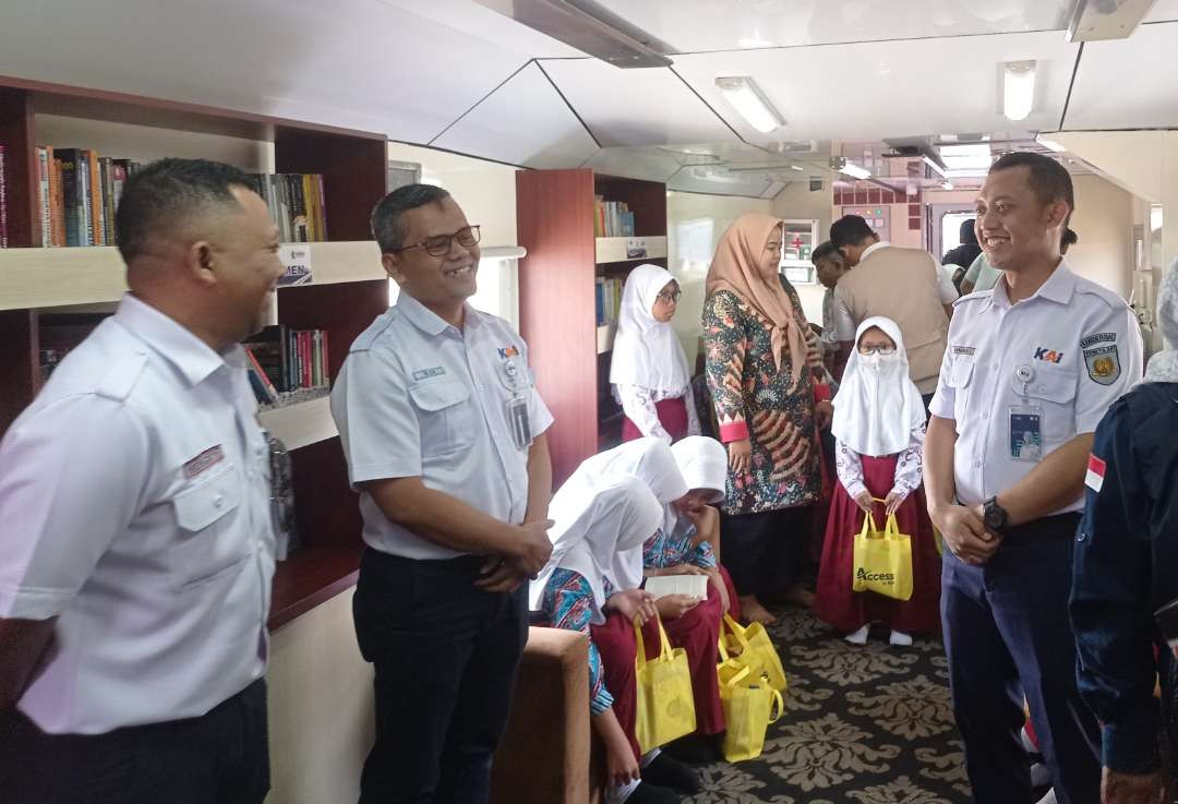 Siswa SD di sekitar Stasiun Rambipuji saat diajak membawa buku di Kereta Perpustakaan (Foto: Rusdi/Ngopibareng.id)