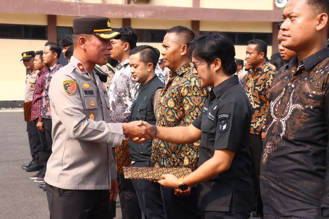 Waka Polres Bojonegoro Kompol David Manurung menyalami anggota polisi yang jadi pengawal pribadi (Walpri) di halaman Mapolres Bojonegoro pada Selasa, 24 September 2024. (Foto: dok. Polres)