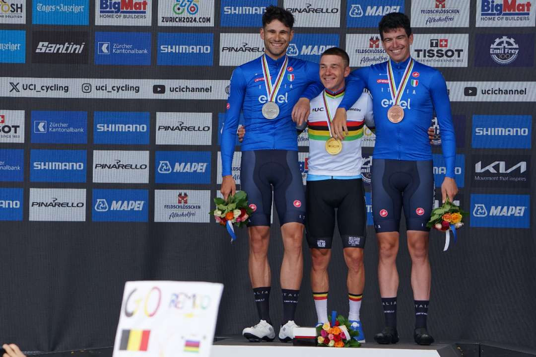 Remco Evenepoel (tengah) diapit Filippo Ganna (kanan) dan Edoardo Affini (kiri). (Foto: Istimewa)