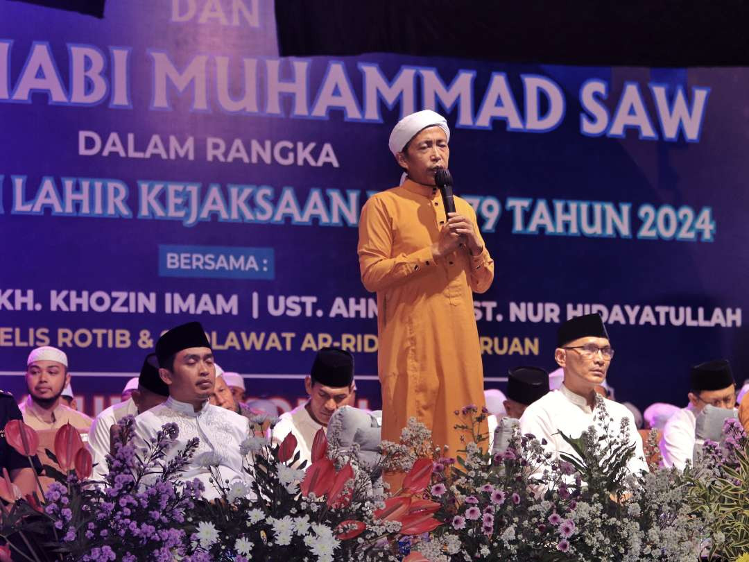 Pelaksana Tugas (Plt) Walikota Pasuruan H. Adi Wibowo, S.Tp, M.Si (Mas Adi) menghadiri kejaksaan bersholawat dan maulid Nabi Muhammad SAW dalam rangka peringatan hari lahir kejaksaan RI ke 79 tahun 2024  di depan Kantor Kejaksaan Kota Pasuruan. Selasa malam 24 September 2024. (Foto: istimewa)