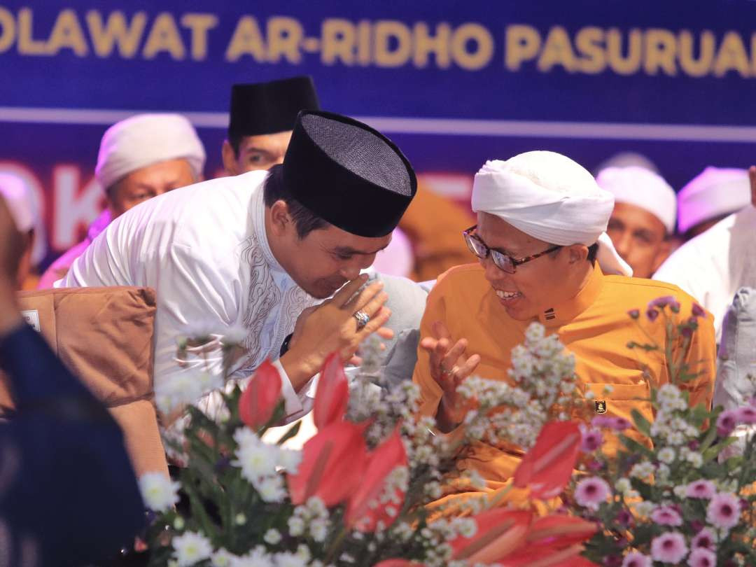 Pelaksana Tugas (Plt) Walikota Pasuruan H. Adi Wibowo, S.Tp, M.Si (Mas Adi) menghadiri kejaksaan bersholawat dan maulid Nabi Muhammad SAW dalam rangka peringatan hari lahir kejaksaan RI ke 79 tahun 2024  di depan Kantor Kejaksaan Kota Pasuruan. Selasa malam 24 September 2024. (Foto: istimewa)