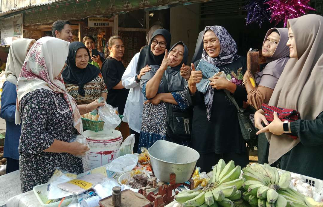 Ipuk Fiestiandani bersama warga dan pedagang yang ada di pasar Blambangan (Foto: Istimewa)