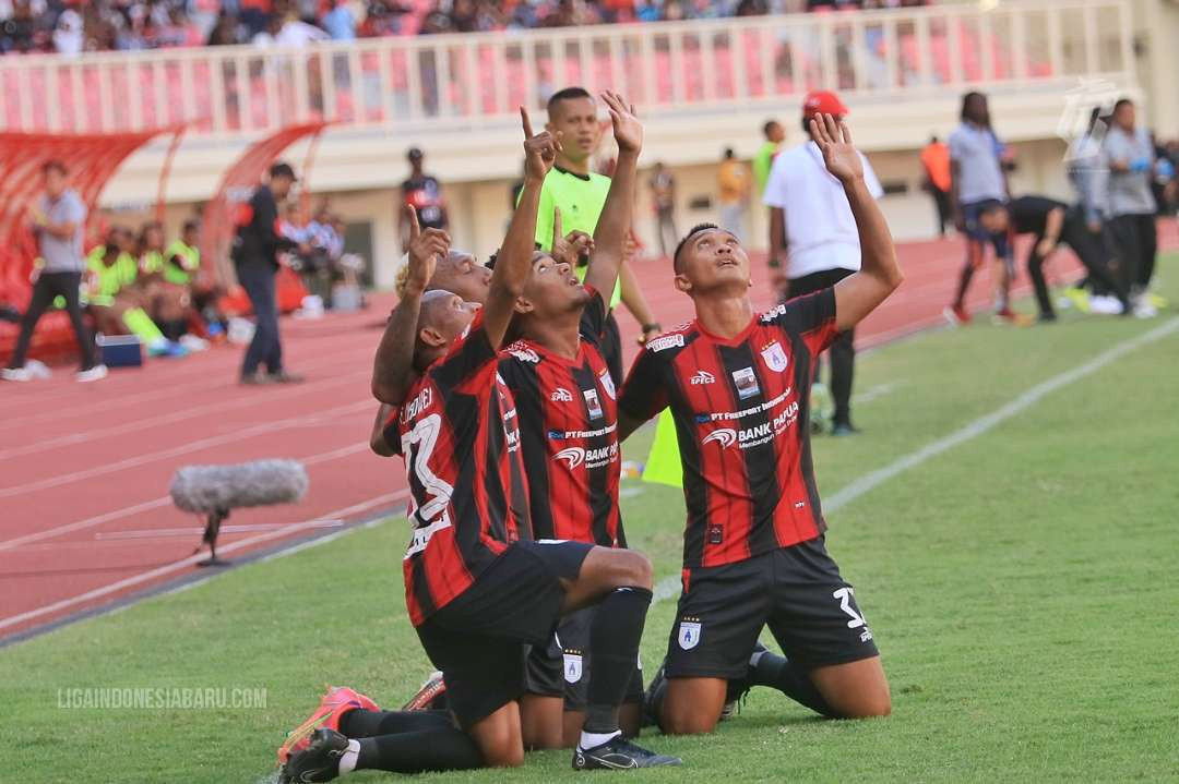 Pemain Persipura dalam sebuah pertandingan. (Foto: https://ligaindonesiabaru.com)