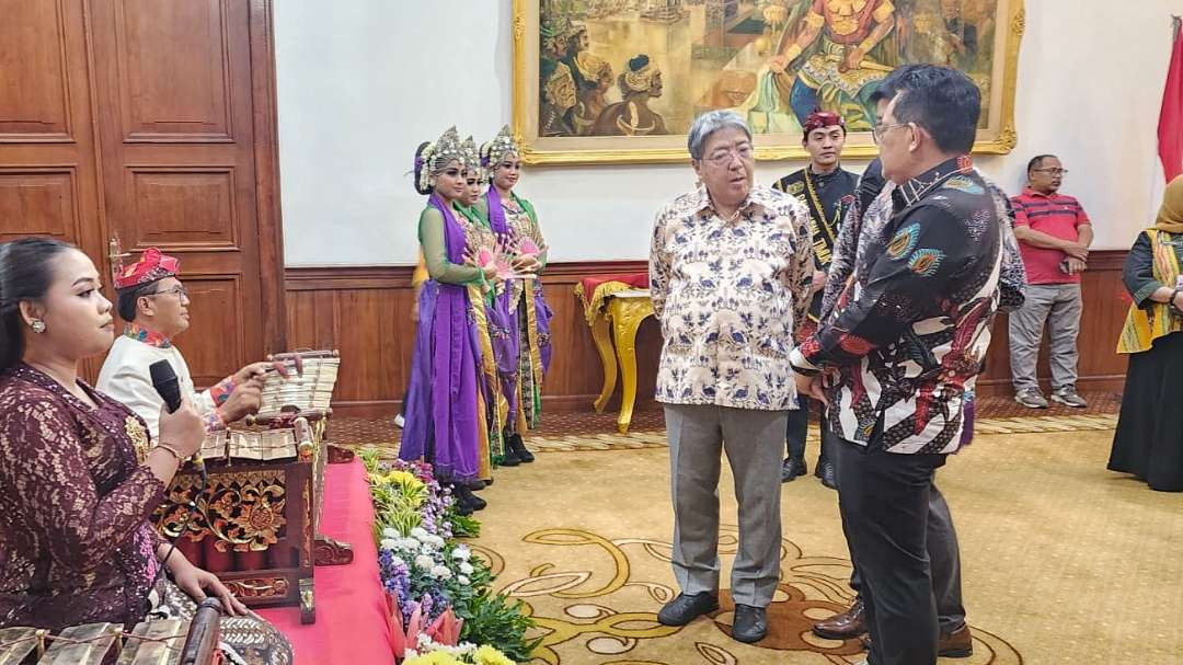 Dubes Jepang, Masaki Yasushi berdiskusi dengan Pj Gubernur Jatim Adhy Karyono di Gedung Negara Grahadi, Surabaya, Rabu 25 September 2024. (Foto: Fariz Yarbo/Ngopibareng.id)