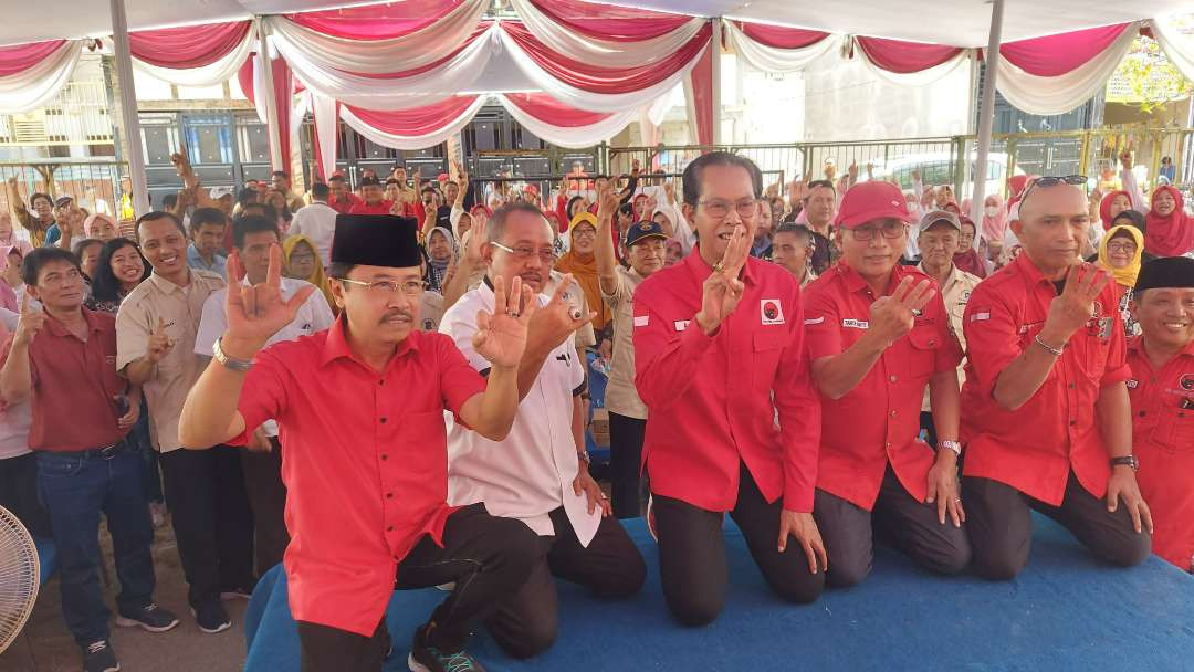 PDI Perjuangan Kota Surabaya menyosialisasikan Calon Gubernur Tri Rismaharini-Calon Wakil Gubernur KH Syahrul Azhar Asumta (Gus Hans) No. 3 dan Calon Walikota Eri Cahyadi-Calon Wakil Walikota Armuji No. 1. (Foto: PDIP Kota Surabaya)