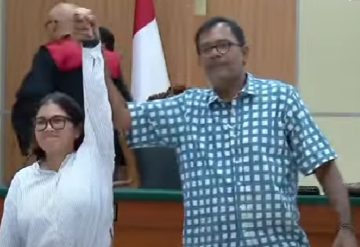 Fatia Maulidiyanti (Koordinator KontraS 2020-2023) dan Haris Azhar (Pendiri Lokataru) di Pengadilan Negeri Jakarta Timur. (Foto: tvone)