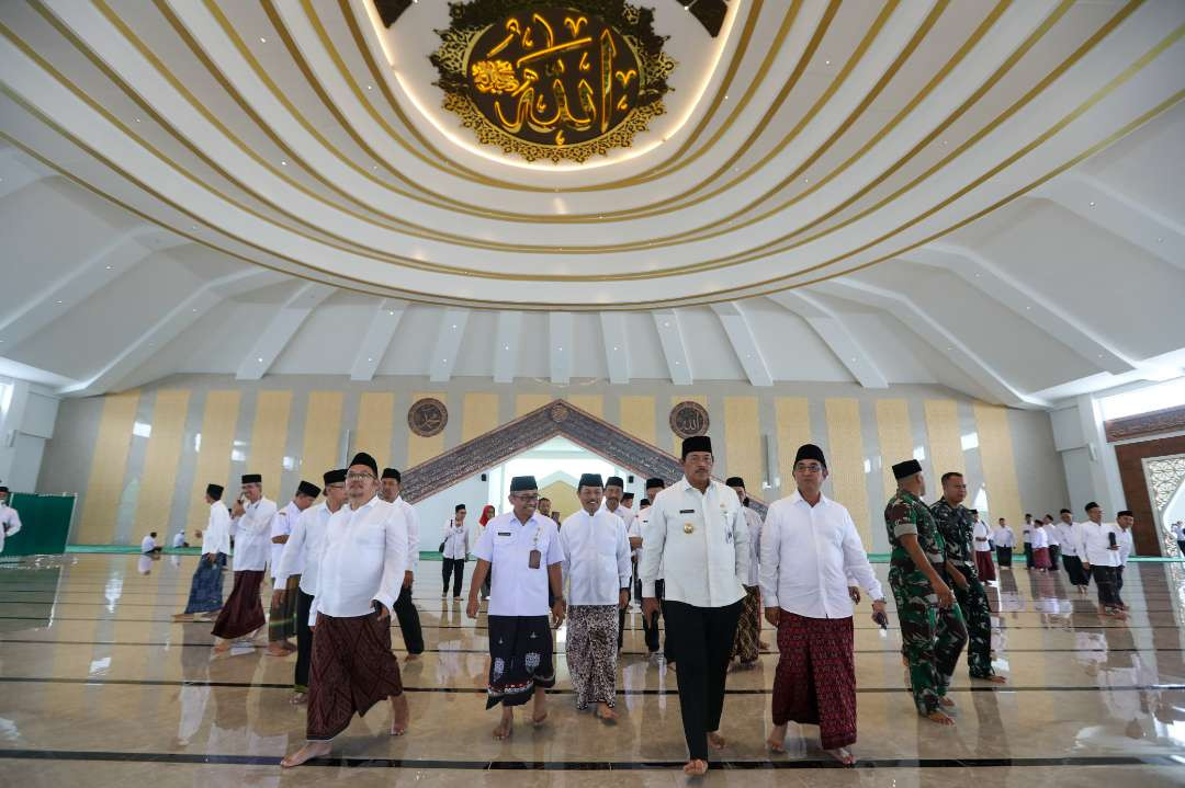 Pj Gubernur Jawa Tengah,  Nana Sudjana mengukuhkan sebanyak 87 orang pengelola Masjid Agung Jawa Tengah (MAJT) An Nuur, Kabupaten Magelang. (Foto: Humas Pemprov Jateng)