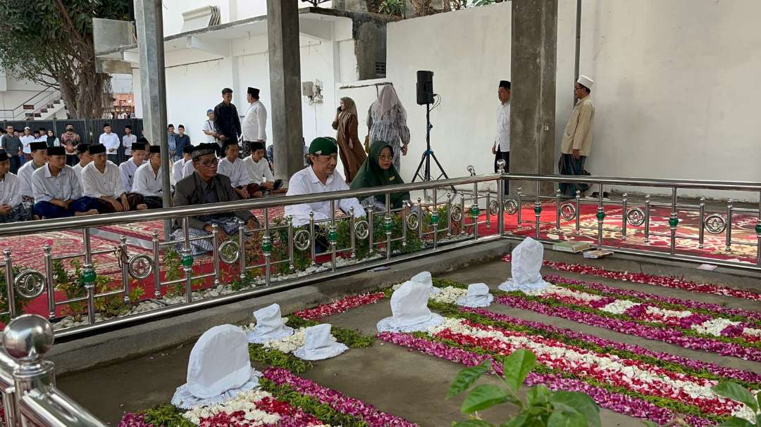 Hari pertama kampanye, paslon Pilbup Kediri Deny- Mudawamah pilih beriarah dan berdoa di Makam KH. Hasyim Asyari dan Gus Dur. (Foto: Istimewa)