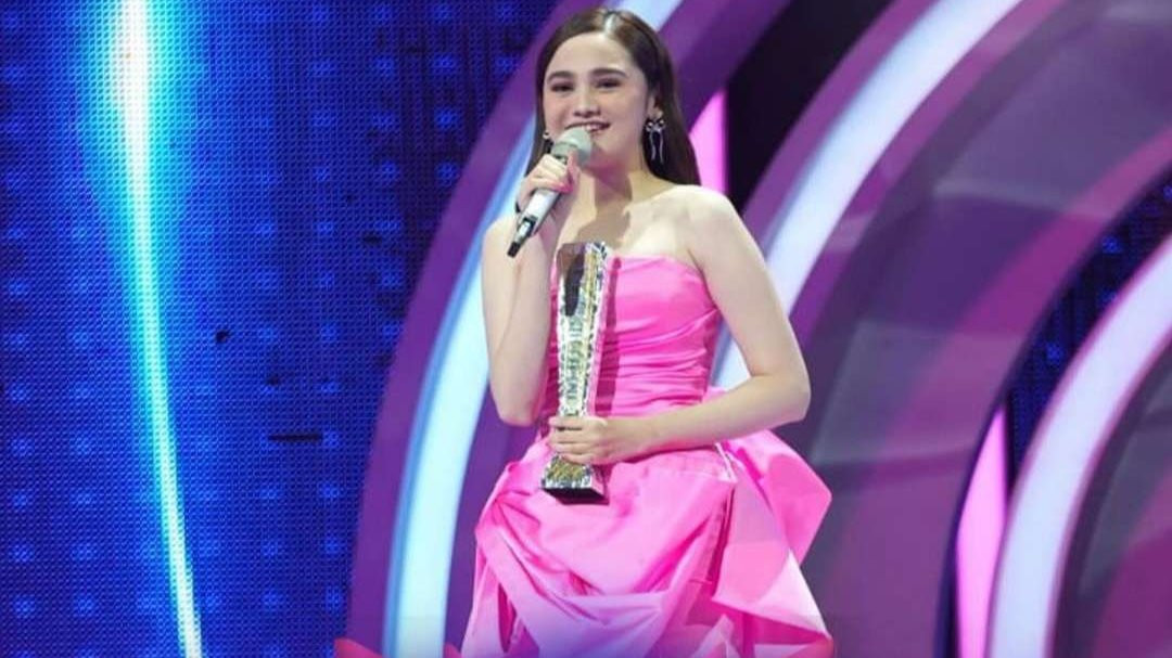 Syifa Hadju dapat trofi Infotainment Award SCTV 2024. (Foto: Instagram SCTV)