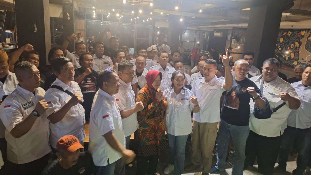 Relawan pendukung Prabowo-Gibran, BRIM 08 Jatim saat mendeklarasikan dukungannya terhadap Tri Rismaharini pada gelaran Pilgub Jatim 2024. (Foto: Julianus Palermo/Ngopibareng.id)