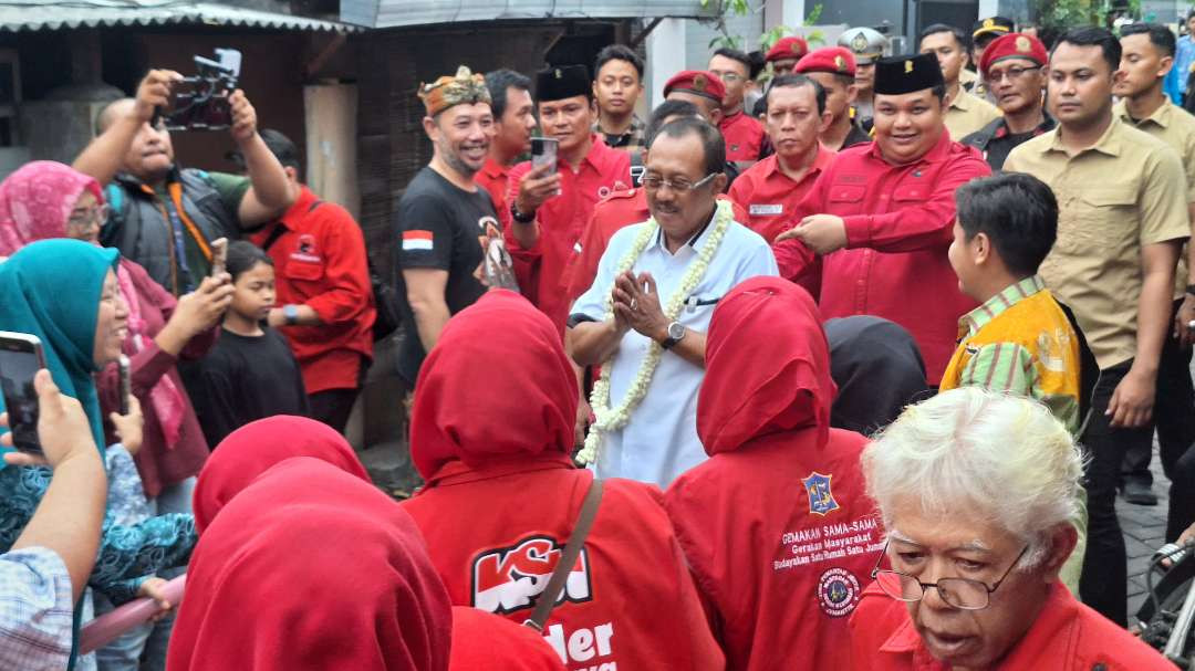 Calon Wakil Walikota Surabaya Armuji saat disambut oleh sejumlah ibu-ibu Kader Surabaya Hebat (KSH) saat berkampanye di Kutisari Utara, Tenggilis Mejoyo, Rabu 25 September 2024. (Foto: Julianus Palermo/Ngopibareng.id)