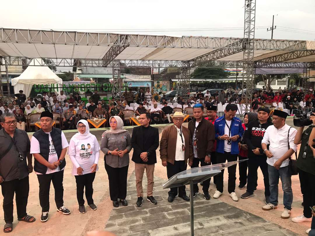 Deklarasi Damai diikuti kedua pasangan calon Rijanto -  Becky dan Rini Syarifah - Abdul Ghoni di depan Gapuro RTH Kanigoro Selasa 24 September 2024 di Kanigoro Kabupaten Blitar. (Foto: Choirul Anam/Ngopibareng.id)