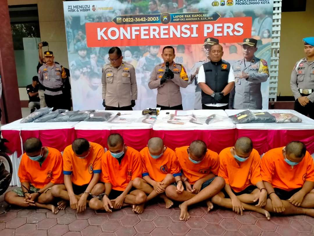 Tujuh anggota gangster yang disangka membacok sembilan anggota gang lainnya saat dirilis di Mapolres Probolinggo Kota. (Foto: Ikhsan Mahmudi/Ngopibareng.id)