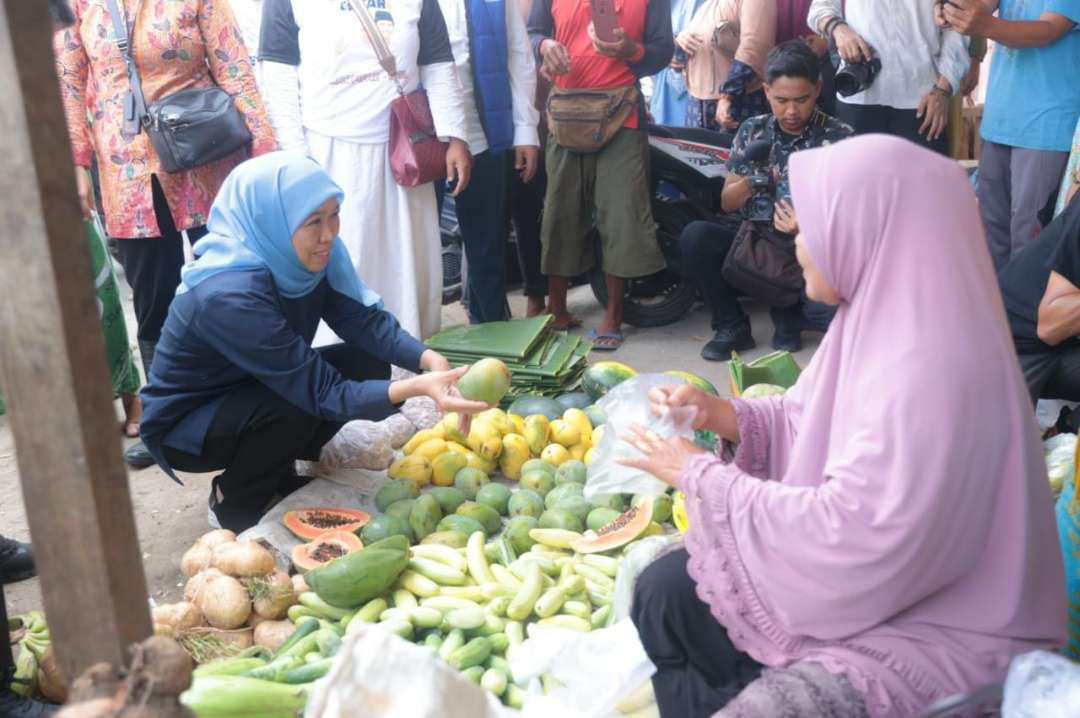 Cagub Jawa Timur, Khofifah saat blusukan di pasar pantura Lamongan (Foto :Istimewa)