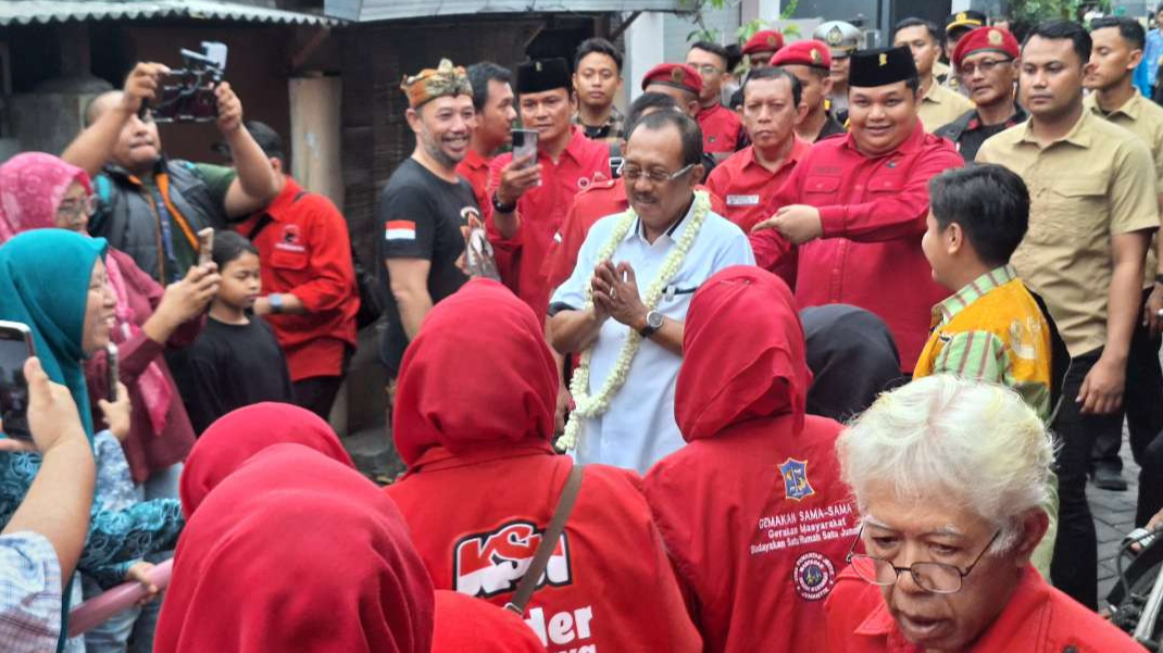 Calon Wakil Walikota Surabaya Armuji saat disambut oleh sejumlah ibu-ibu Kader Surabaya Hebat (KSH) saat berkampanye di Kutisari Utara, Tenggilis Mejoyo, Rabu 25 September 2024. (Foto: Julianus Palermo/Ngopibareng.id)