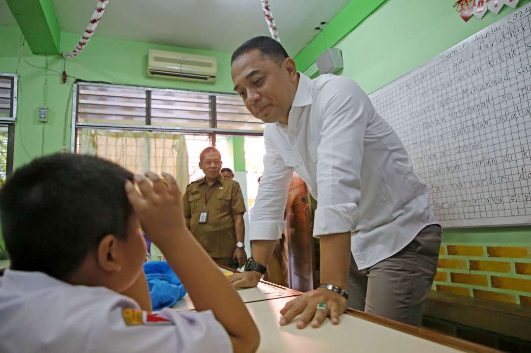 Walikota Surabaya Eri Cahyadi saat berbincang dengan seorang siswa sekolah dasar (SD). (Foto: Humas Pemkot Surabaya)