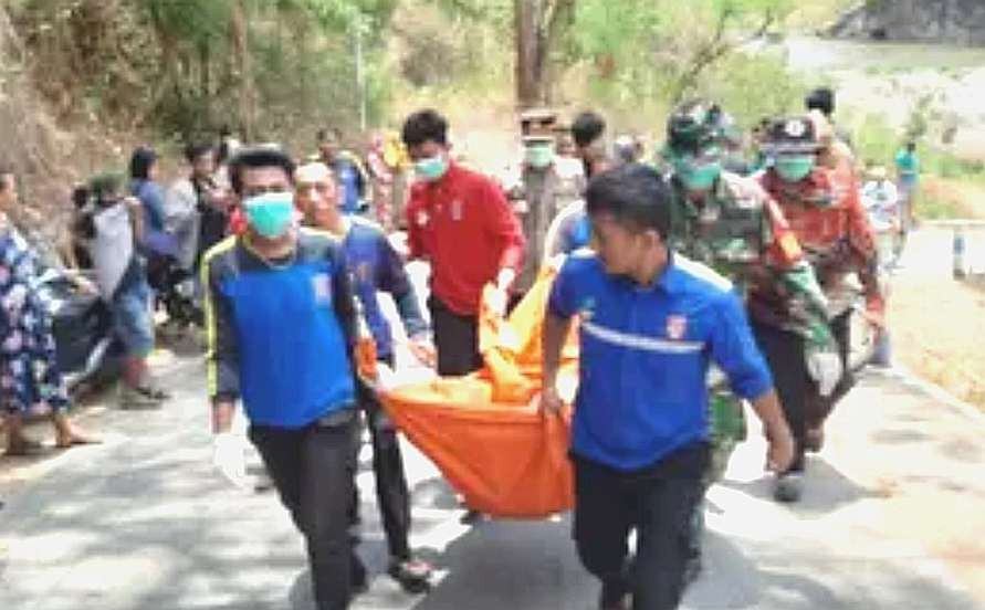 Mayat perempuan tanpa busana ditemukan mengapung di Sungai Lama Situbondo dievakuasi ke RSUD Situbondo. (Foto: Polsek Kota Situbondo)