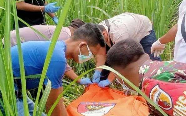 Polisi Situbondo saat mengevakuasi mayat pria ditemukan di lahan tebu Kecamatan Kendit teridentifikasi warga Jember.(Foto: Humas Polres Situbondo)