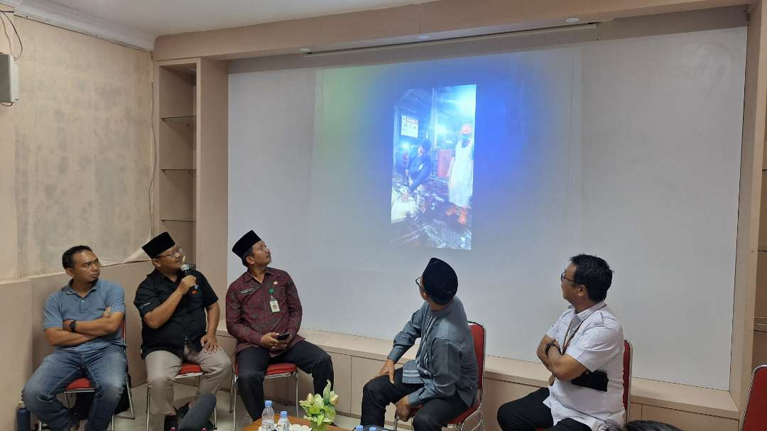 Dirut RPH Kota Surabaya Fajar Iswandaru saat menjelaskan rekaman video lengkap proses stunning atau pemingsanan dan penyembelihan terhadap sapi di RPH. (Foto: Julianus Palermo/Ngopibareng.id)