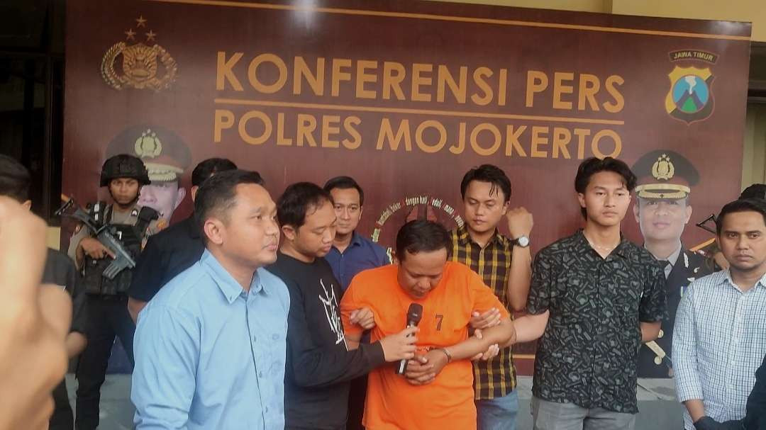 Konferensi pers kasus pembunuhan di Mapolres Mojokerto.(Foto: Deni Lukmantara/Ngopibareng.id)