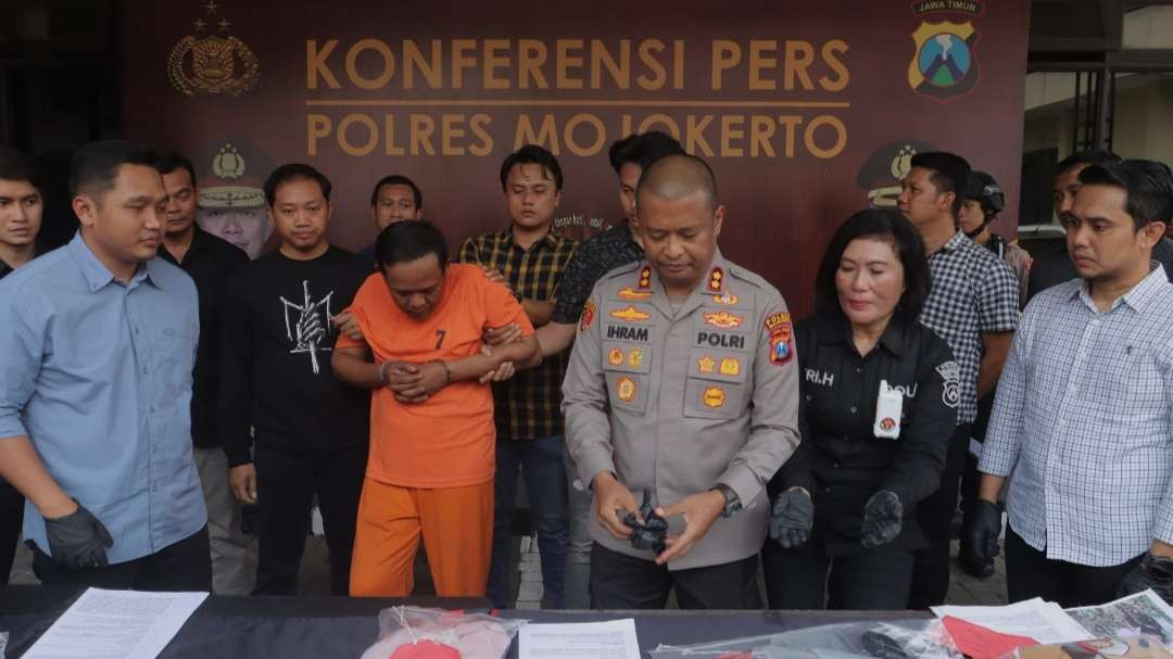 Konferensi pers kasus pembunuhan di Mapolres Mojokerto.(Foto: Deni Lukmantara/Ngopibareng.id)