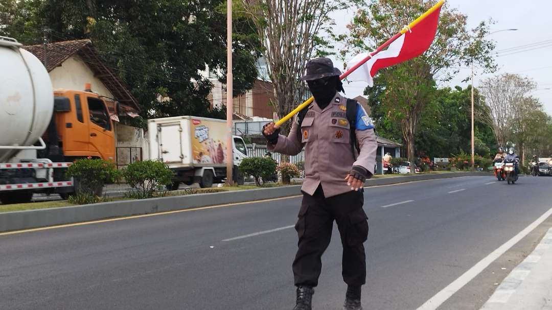 Aipda Partika Budi Santoso emlakukan aksi jalan kaki untuk menyambut hari kesaktian Pancasila (Foto : Muh Hujaini/Ngopibareng.id)