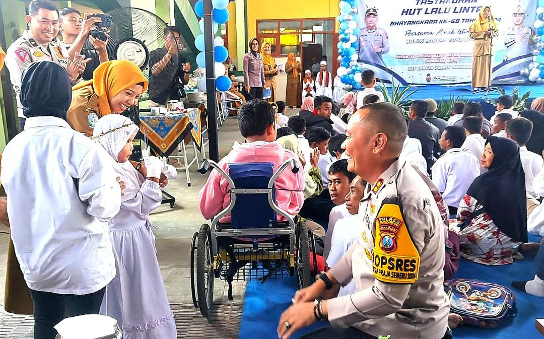 Kapolres Bondowoso berbaur dengan anak disabilitas dalam tasyakuran HUT ke-69 Lantas 2024.(Foto: Guido/Ngopibareng.id)