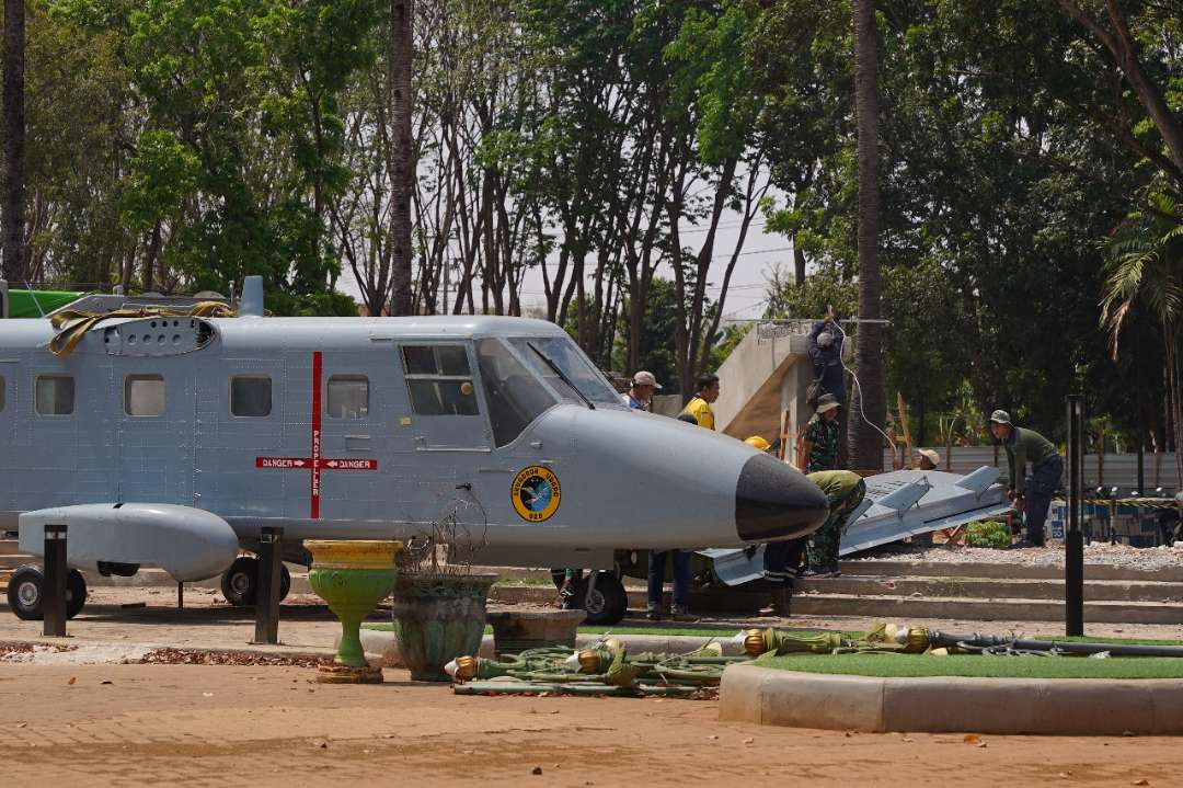 Pesawat terbang TNI Angkatan Laut (AL) jenis Nomad N22/24 terpasang di Hutan Kota Abipraya Tuban. (Foto: Pemkab Tuban)