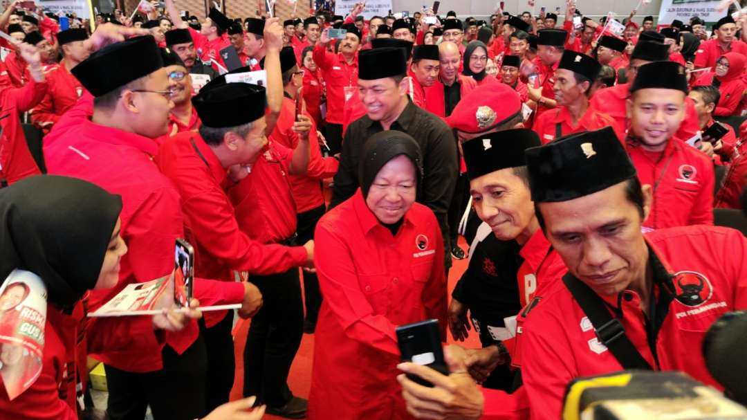 Pasangan cagub-cawagub Jatim, Risma-Gus Hans mendapat sambutan kader saat tiba di area rakerdasus di Surabaya, Kamis 26 September 2024. (Foto: Fariz Yarbo/Ngopibareng.id)