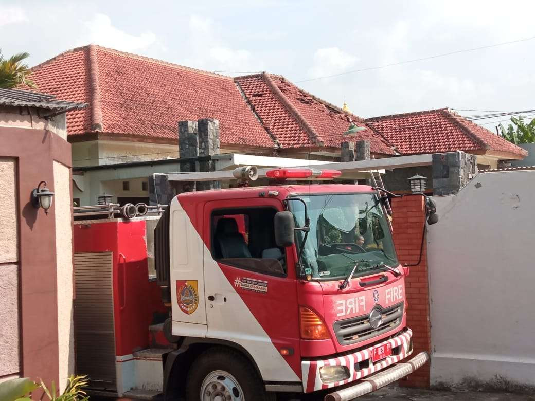 Satu unit mobil pemadam kebakaran terparkir di samping rumah Kepala Dinas Pariwisata dan Budaya Jember (Foto: Rusdi/Ngopibareng.id)