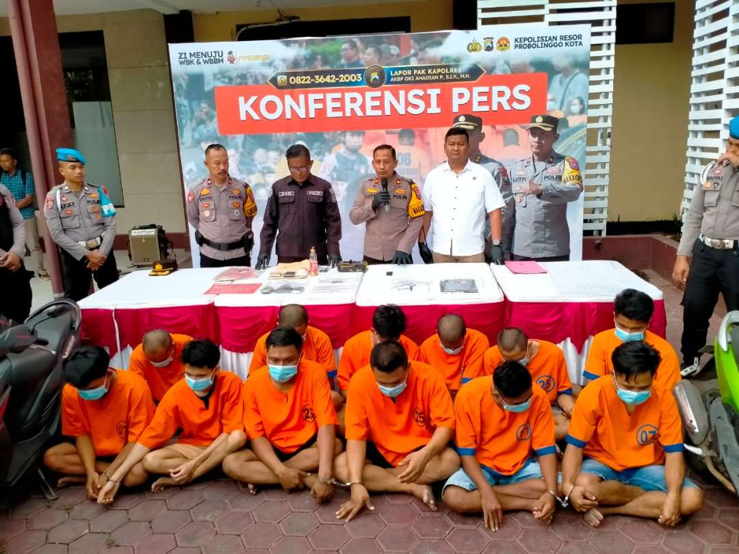 Sebanyak 13 tersangka pengguna dan pengedar sabu-sabu saat rilis di Mapolres Probolinggo Kota. (Foto: Ikhsan Mahmudi/Ngopibareng.id)