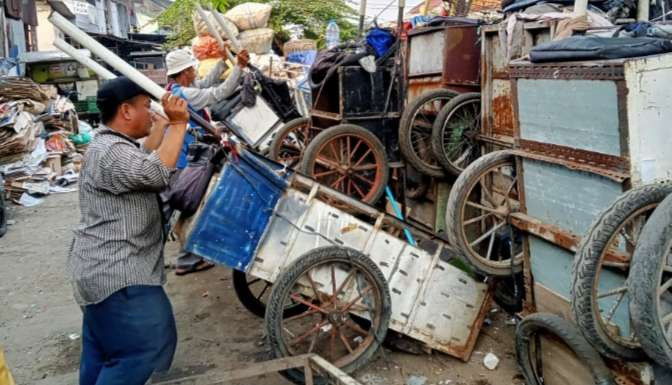 Menjadi pemulung bukan impiannya tetapi keadaan yang membuatnya menjadi seorang pencari barang rongsokan. (Foto: Asmanu Sudarso/ngopibareng.id)