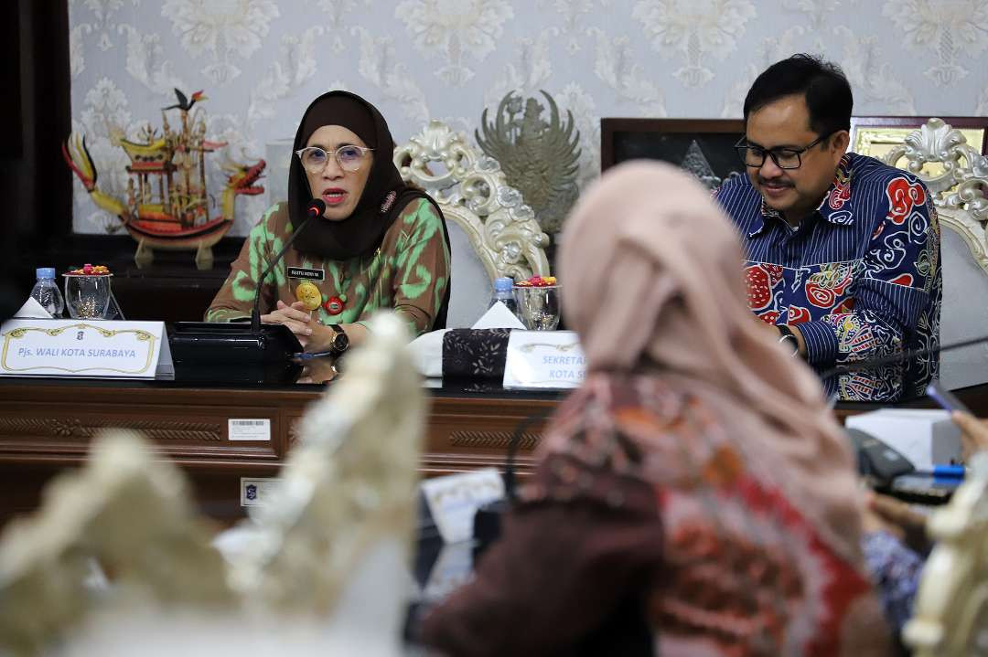 Pjs Walikota Surabaya Restu Novi Widiani dan Sekretaris Daerah Kota Surabaya Ikhsan. (Foto: Julianus Palermo/Ngopibareng.id)