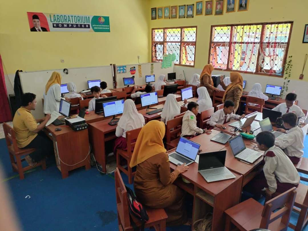 Siswa SD di Jember saat mengikuti simulasi ANBK 2024 (Foto: Dokumentasi Dispendik Jember)