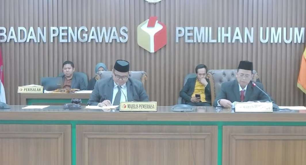 Bawaslu RI saat menggelar sidang pembacaan putusan dugaan pelanggaran administrasi yang dilayangkan caleg terpilih DPR RI dari PKB (Foto: Tangkap layar YouTube)