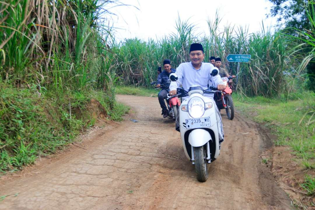 Gus Makki mengendarai sepeda motor menyapa warga lereng Gunung Raung (Foto: istimewa)