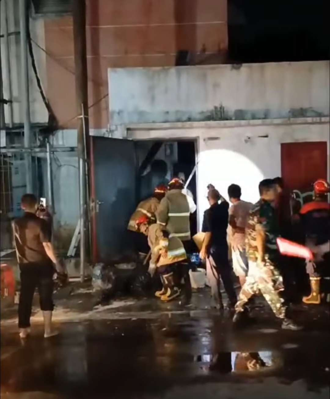 Proses pemadaman kebakaran gudang sampah Transmart di Kediri Mall, Jumat 27 September 2024. (Foto: Instagram @damkar_kotakediri)