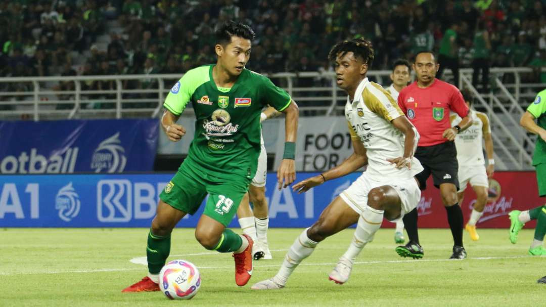 Pemain Persebaya, Malik Risaldi mencoba melewati pengawalan Pemain Dewa United Alta Ballah dalam laga pekan ke-7 Liga 1 2024/2025 di Stadion Gelora Bung Tomo, Surabaya, Jumat 27 September 2024 malam. (Foto: Fariz Yarbo/Ngopibareng.id)