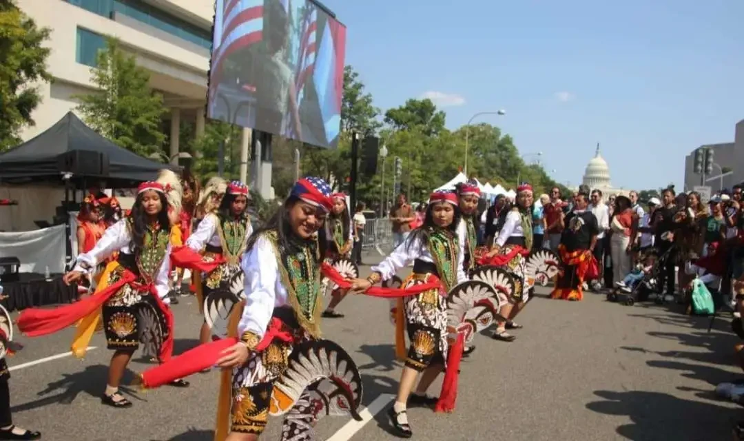 Grup Reog Singolodoyo bermarkas di Amerika Serikat berkolaborasi dengan seniman asli Ponorogo tampil memukau di WOW Indonesia Festival 2024 di Pennsylvania Ave NW, 3rd-7th Street, Washington DC, Minggu 25 Agustus 2024. (Foto: dok. Kominfo)