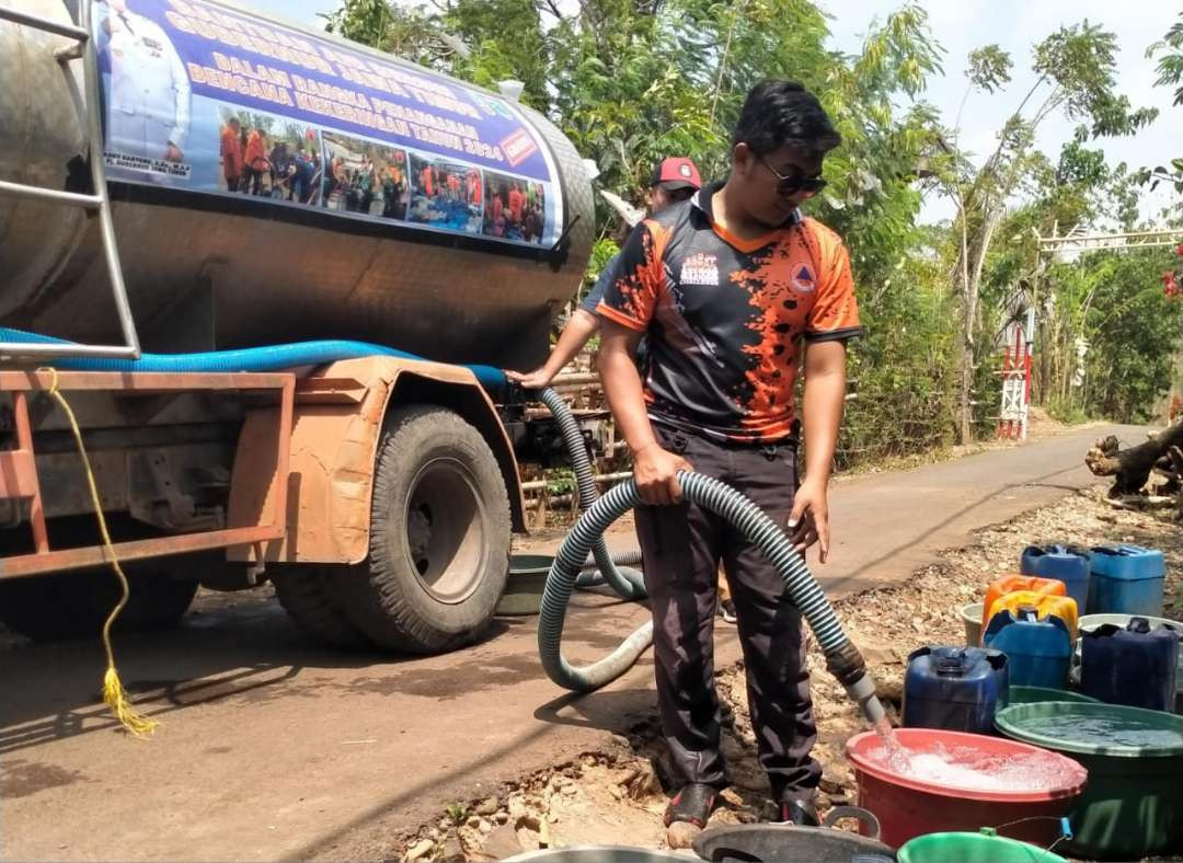 Petugas dari BPBD Kabupaten Probolinggo saat mendistribusikan air bersih ke desa-desa yang kekeringan (Foto: BPBD Kabupaten Probolinggo)