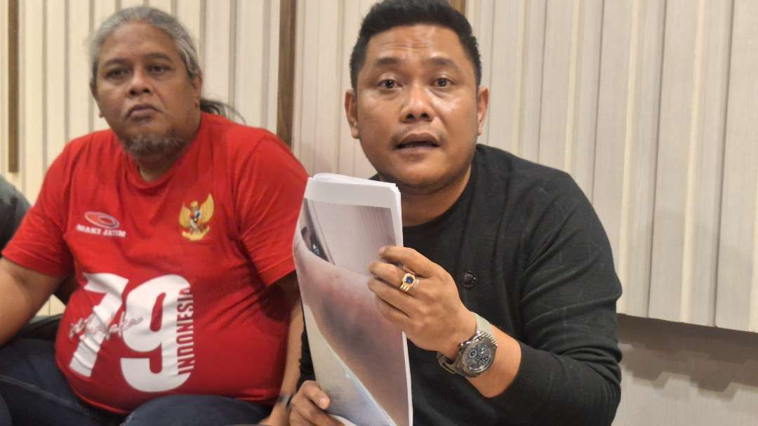 Ketua Bawaslu Kota Surabaya, Novli Bernado Thyssen, saat menerangkan kepada awak media bahwa dirinya tidak melakukan tindakan kekerasan terhadap EDS, Jumat 27 September 2024. (Foto: Julianus Palermo/Ngopibareng.id)