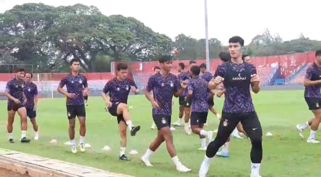 Tim Persik Kediri menggelar latihan di Stadion Brawijaya jelang laga melawan PSBS Biak, Sabtu 28 September 2024. (Foto: Fendi Lesmana/Ngopibareng.id)