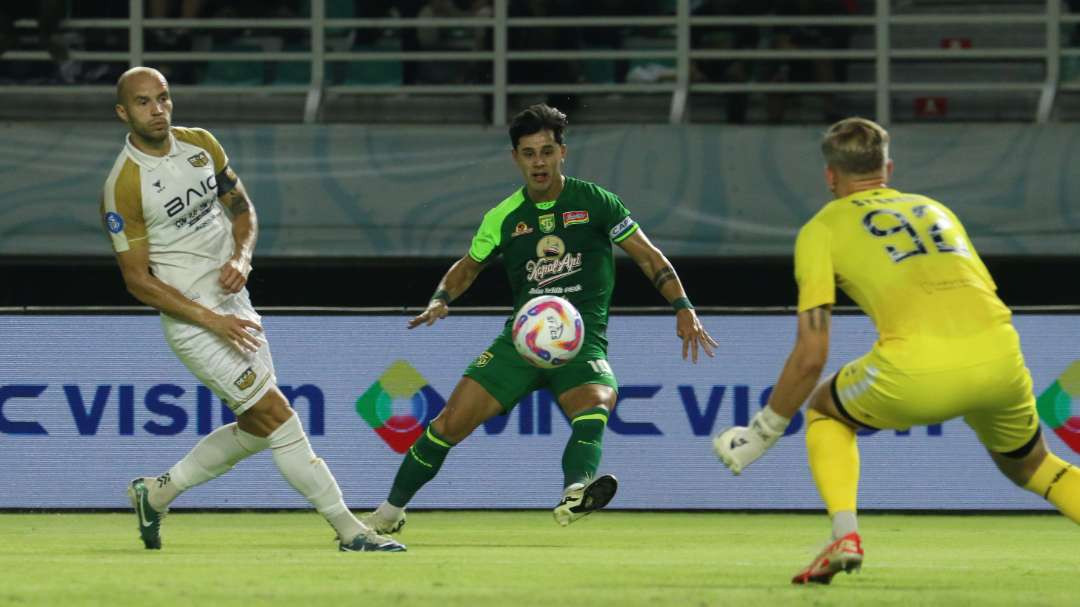 Pemain Persebaya, Bruno Moreira melepaskan tendangan ke arah gawang Dewa United dalam laga pekan ke-7 Liga 1 2024/2025 di Stadion Gelora Bung Tomo, Surabaya, Jumat 27 September 2024. (Foto: Fariz Yarbo/Ngopibareng.id)